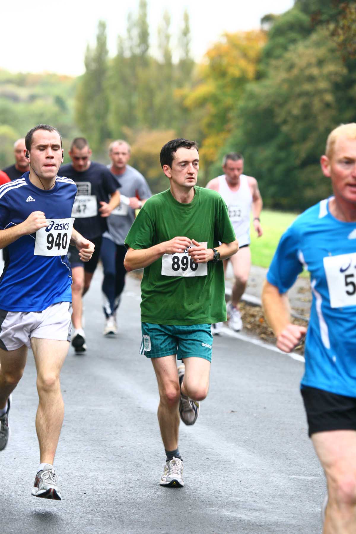 a large group of people run in a race