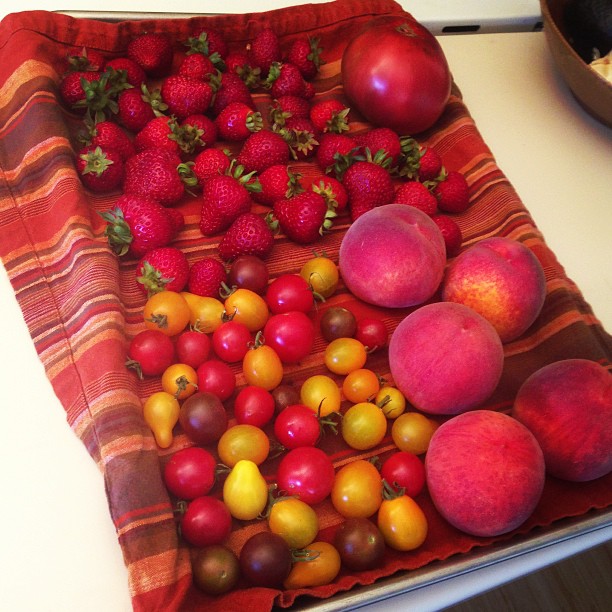 a dish filled with fresh fruits sitting on top of a table