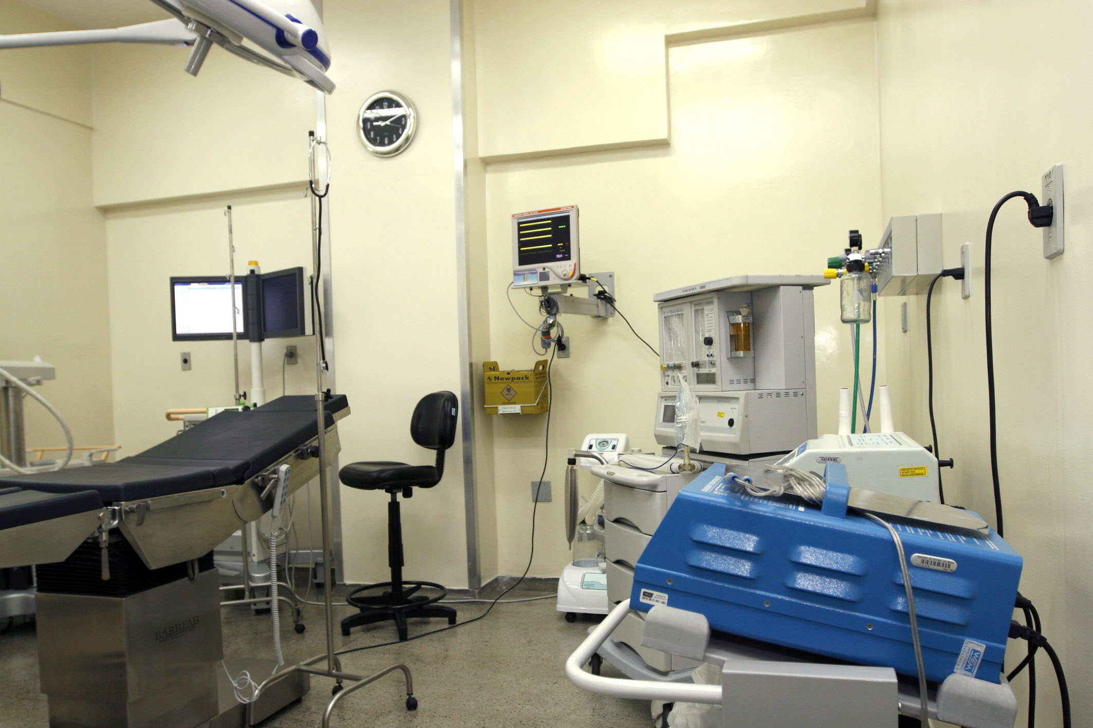 an operating area with equipment and equipment for doctors