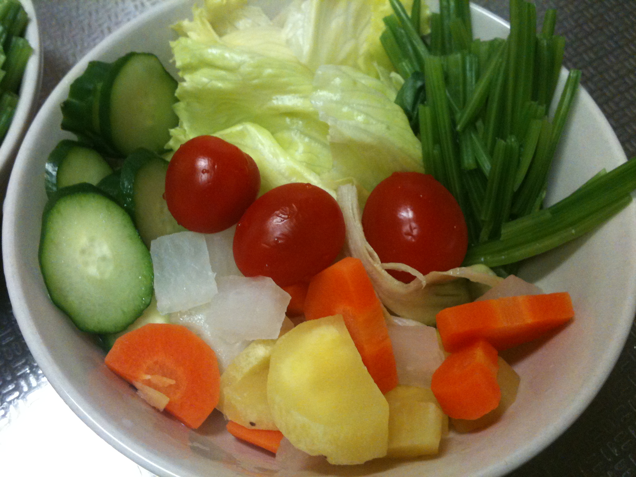 a bowl that has different types of vegetables in it