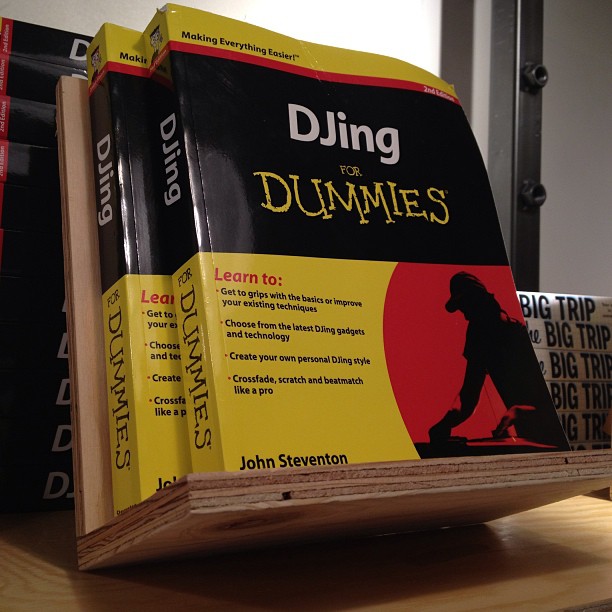the book dilng for dummies on a table
