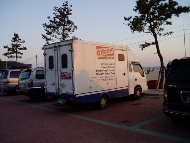 an enclosed delivery truck is parked in a parking lot