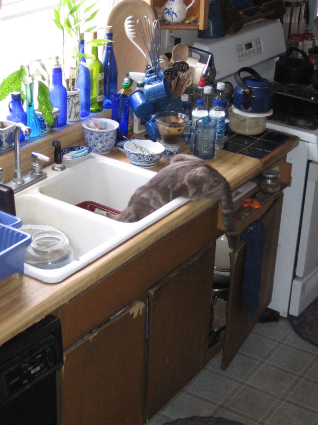 a picture of a kitchen that is messy and messy