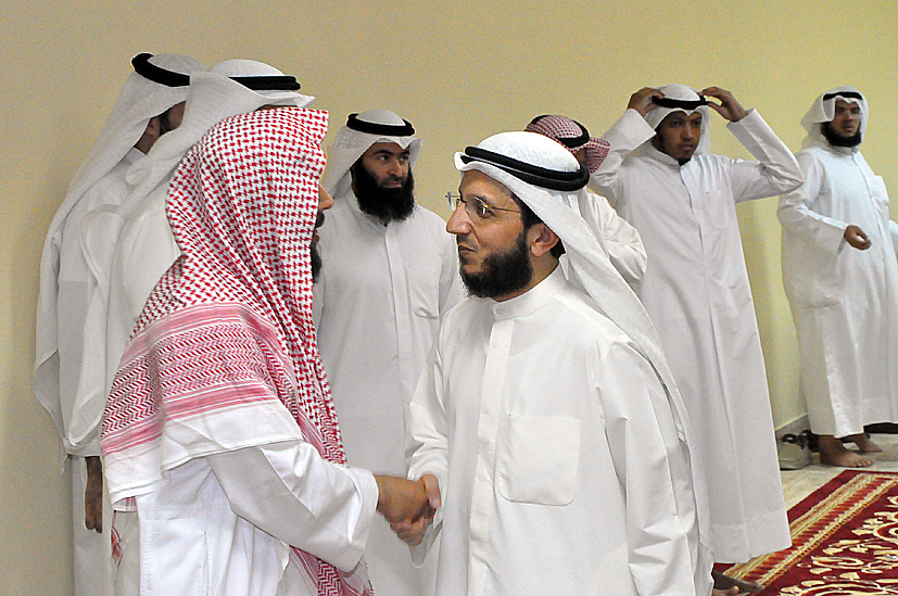 there are several men dressed in white talking to each other