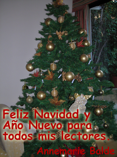 there is a christmas tree and presents in spanish