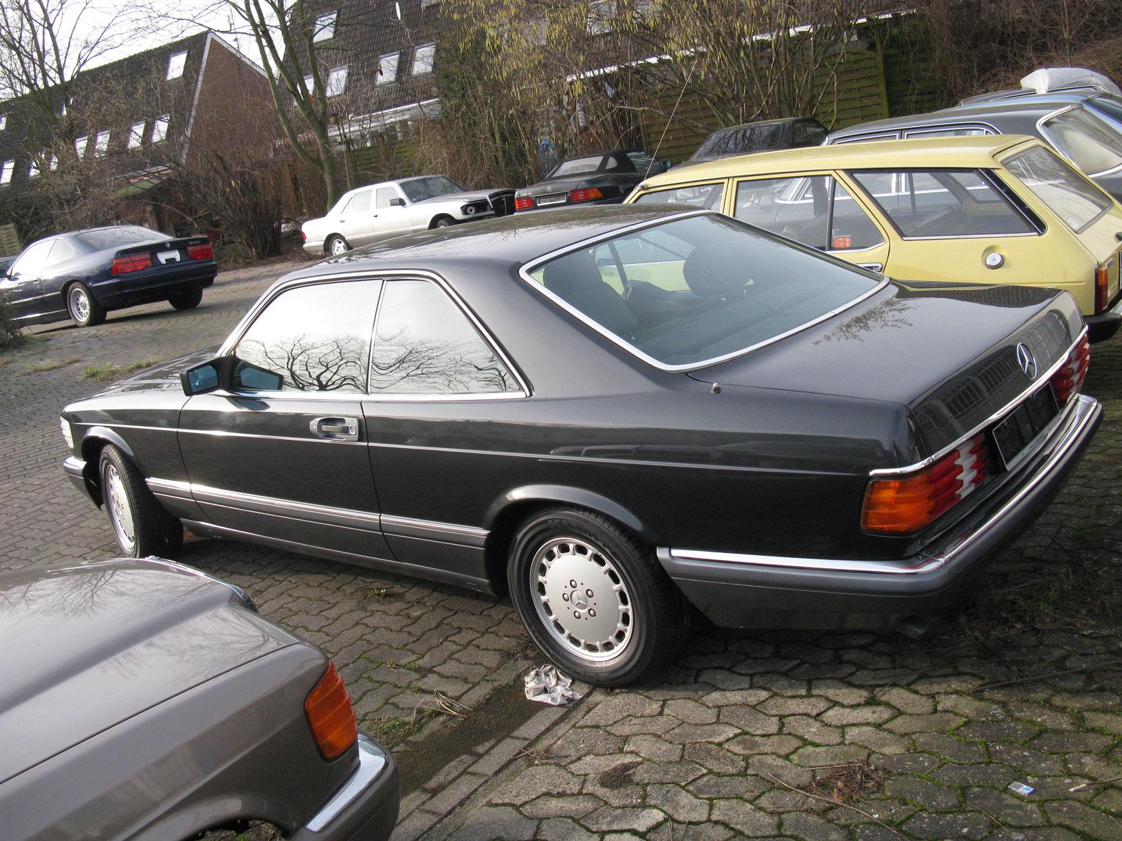 a mercedes benz 600 parked outside a building