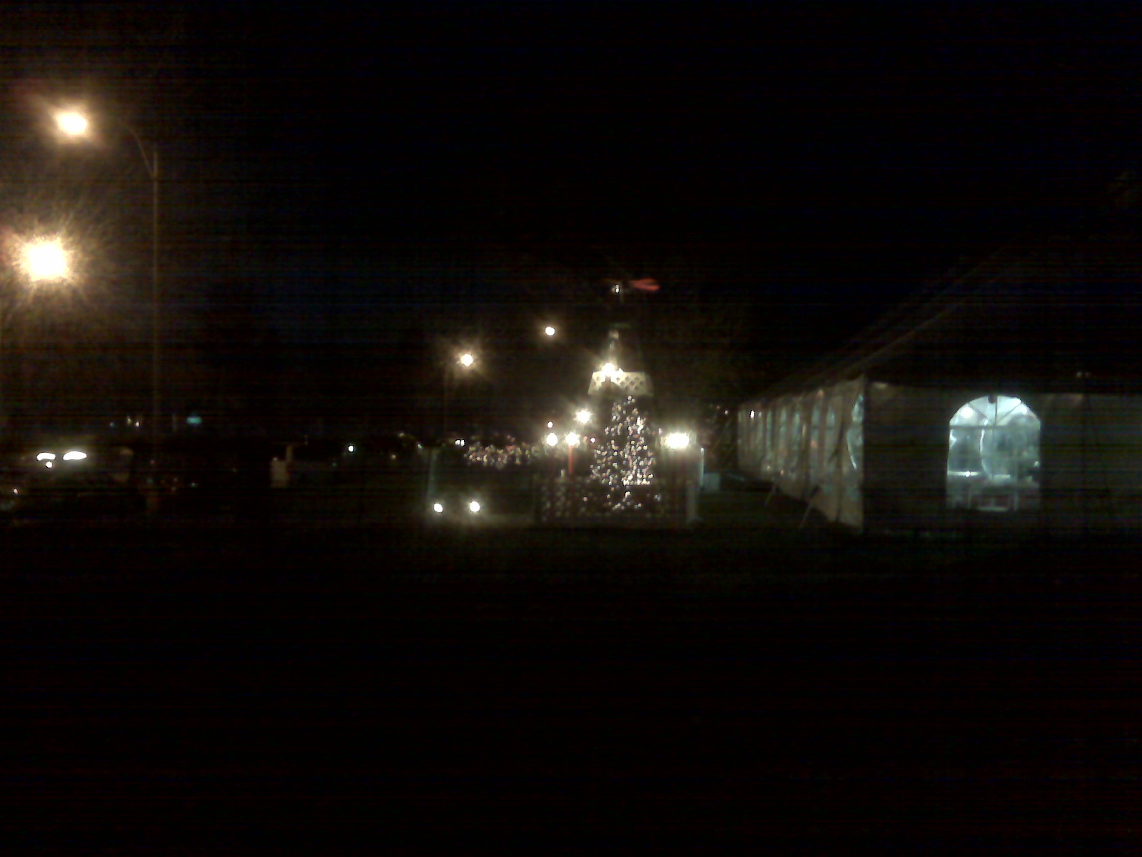 a blurry picture of a lighted christmas tree