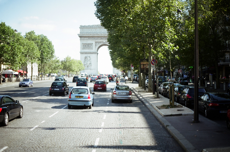 traffic passing near the eiffel tower in paris