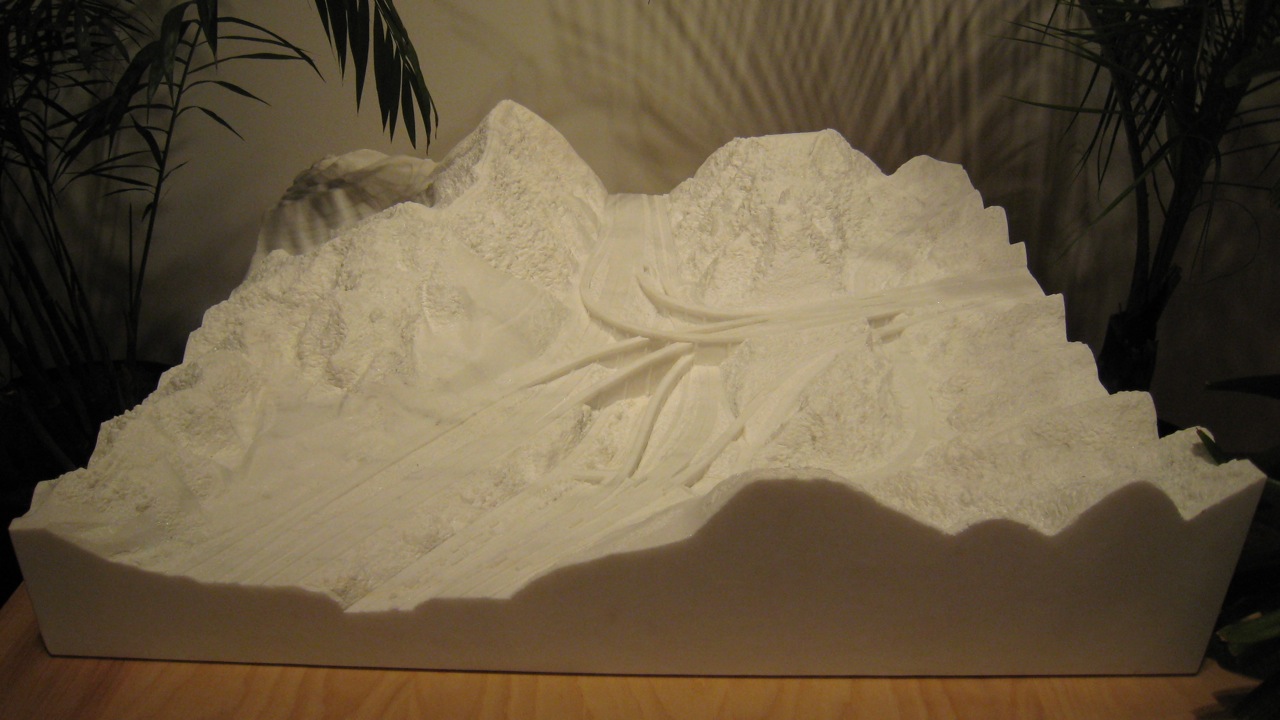 a statue is made from white stone with an intricate lace