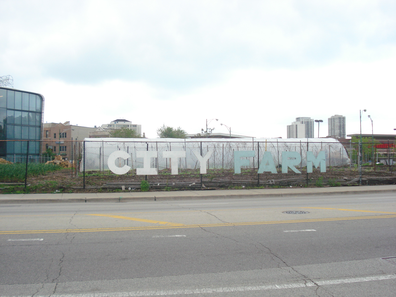 the sign says city war on a fence