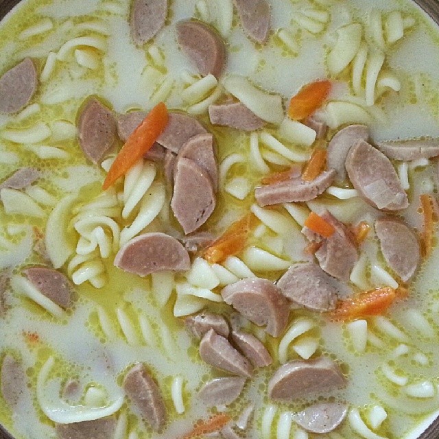 there is a bowl of pasta and meat soup with noodles