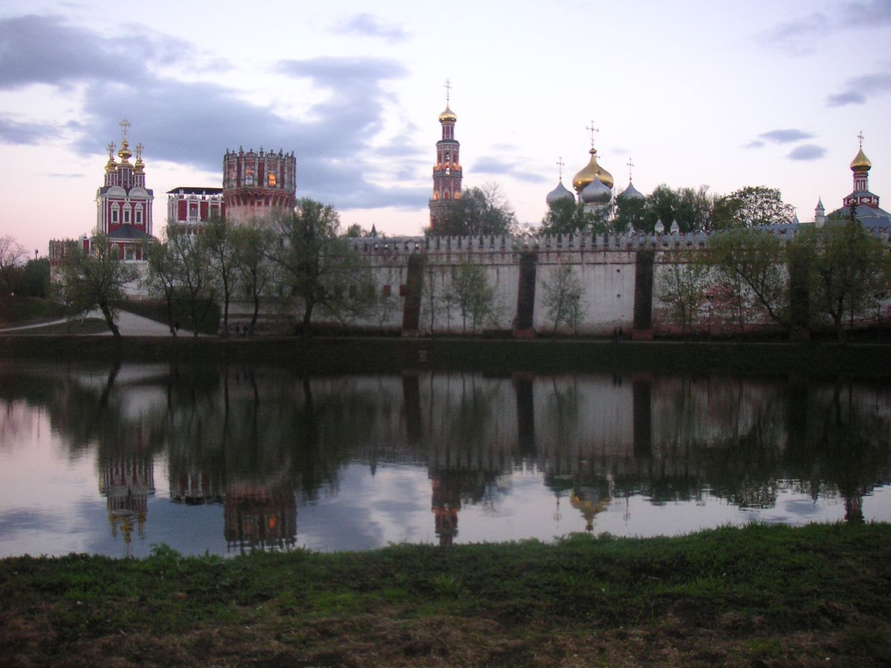 a river is shown with buildings in the background