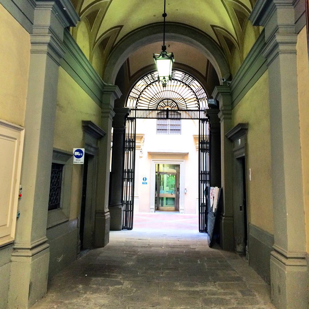 the archway at the front entrance of a building is very wide