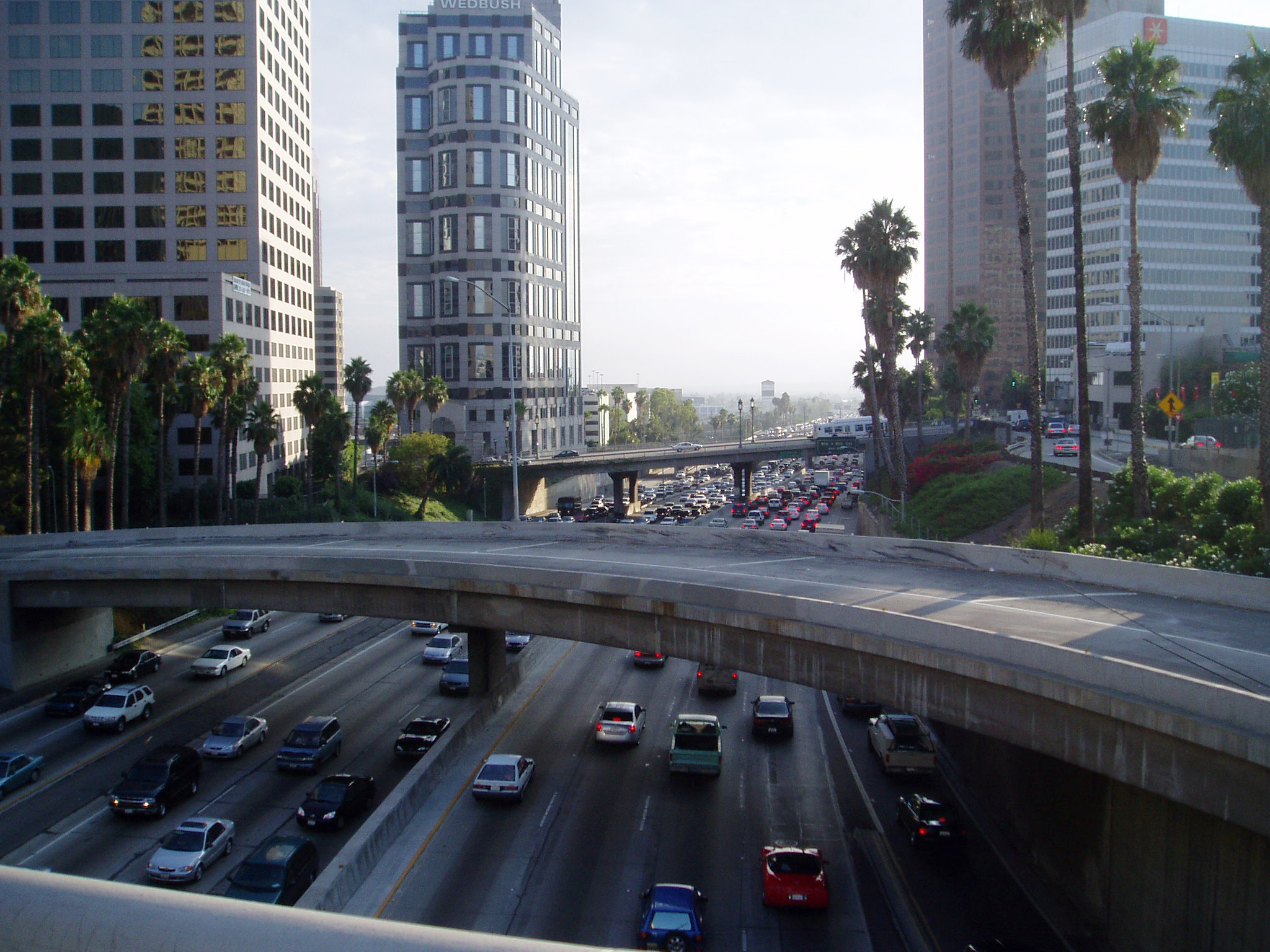 freeway view looking at the traffic that is going through the city