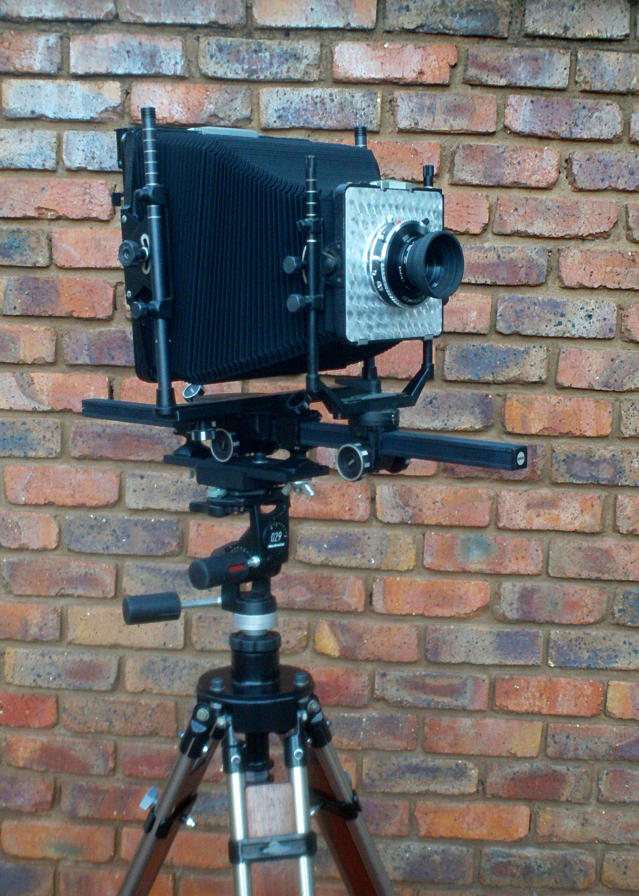 an old fashioned camera set on a tripod