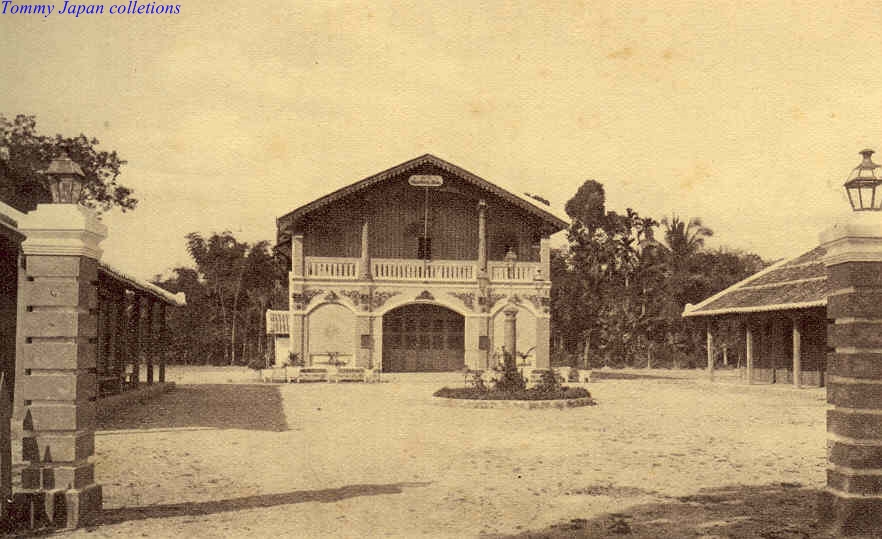 an old building has many arches in the front and sides