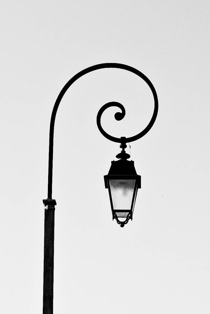 an empty street light in front of a tall building