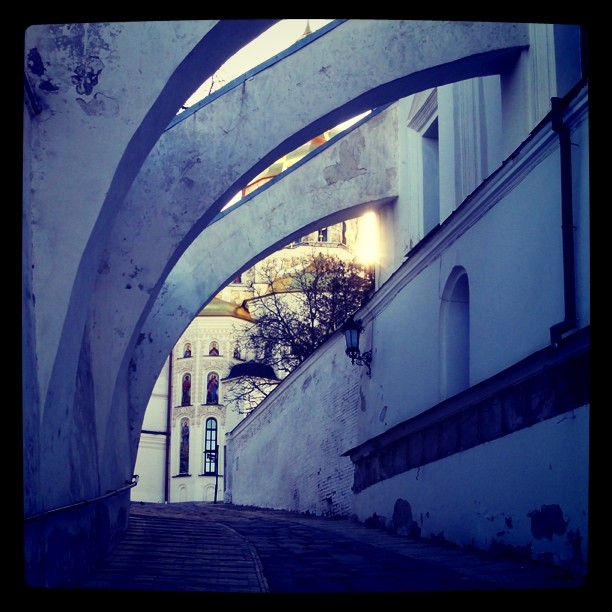 the stairs are next to the buildings and trees