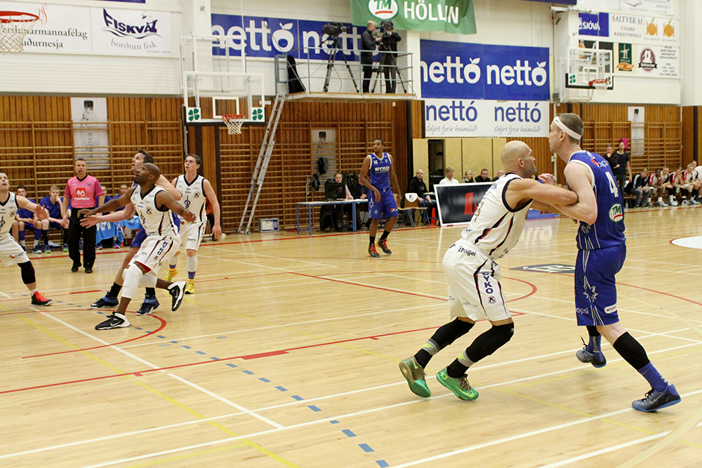 an image of two teams playing basketball on court