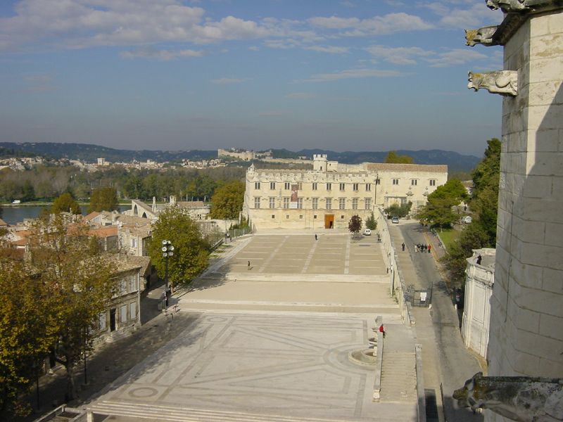 there is an empty courtyard outside of a large white building