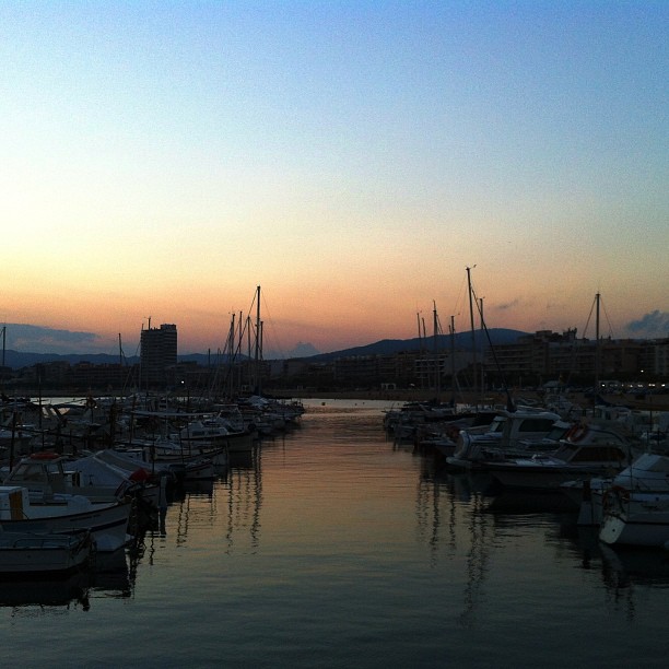 many small boats are floating in the water