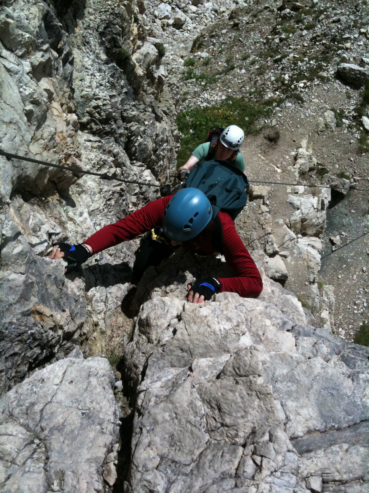 the climber with a helmet climbs the rock