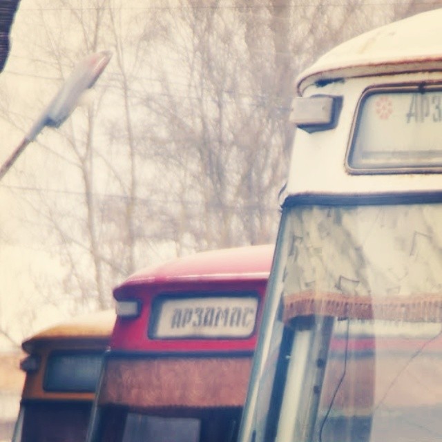 a bus and an old car next to each other
