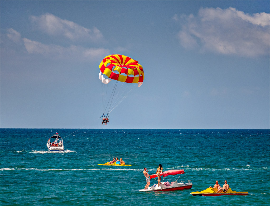 people para sailing on the ocean in the clear blue skies