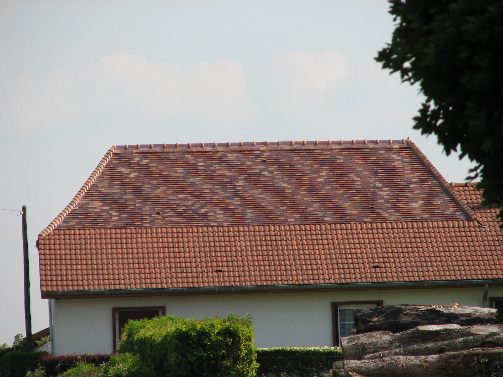 the roof of a house that is tiled with red clay