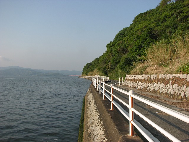 the walkway by the water has railings