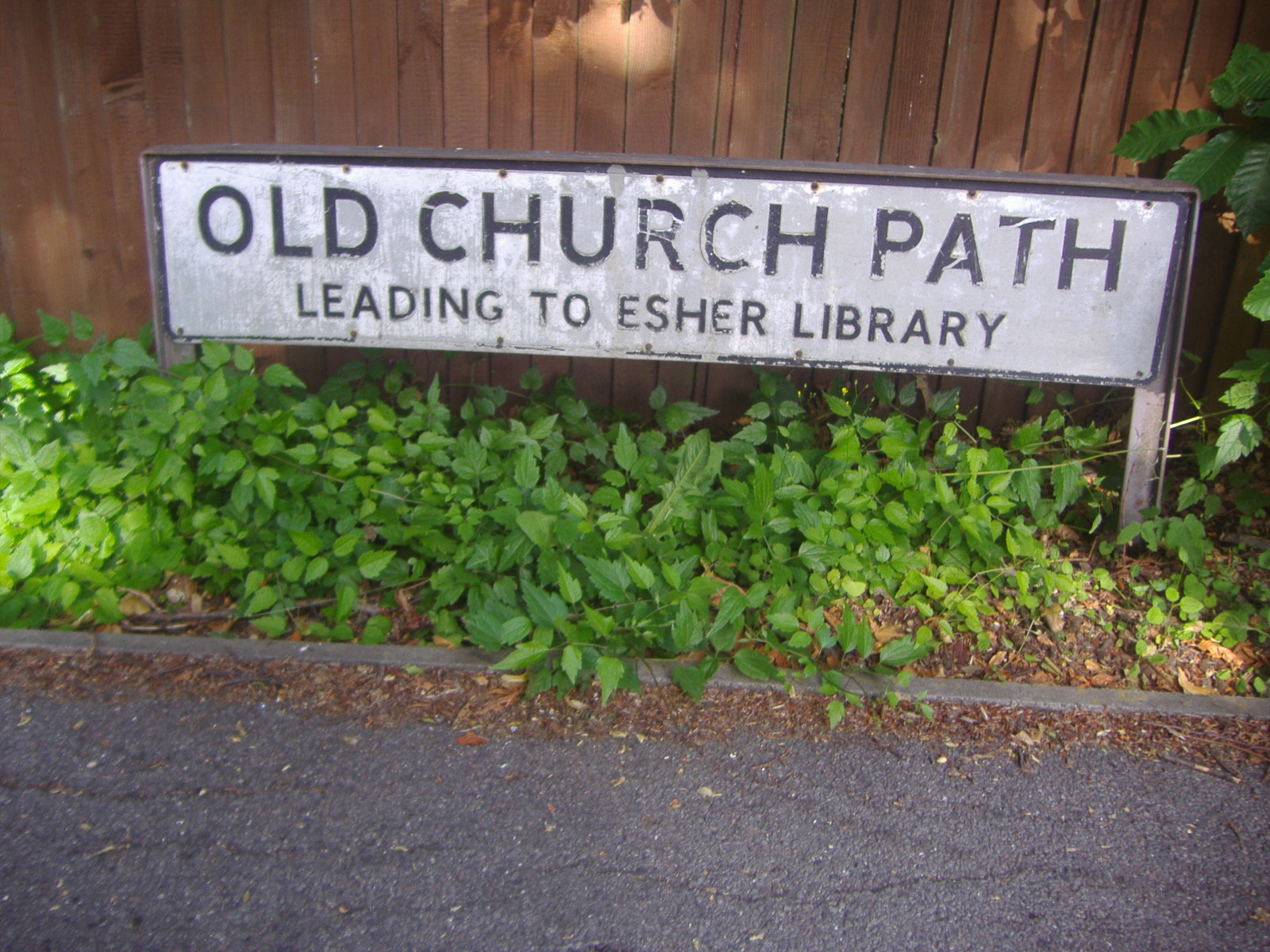 a street sign that reads old church path leading to other liry
