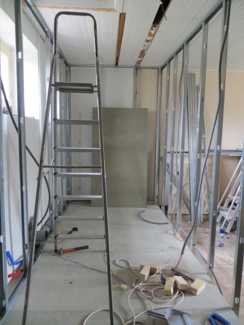 a ladder is sitting in the middle of a construction room