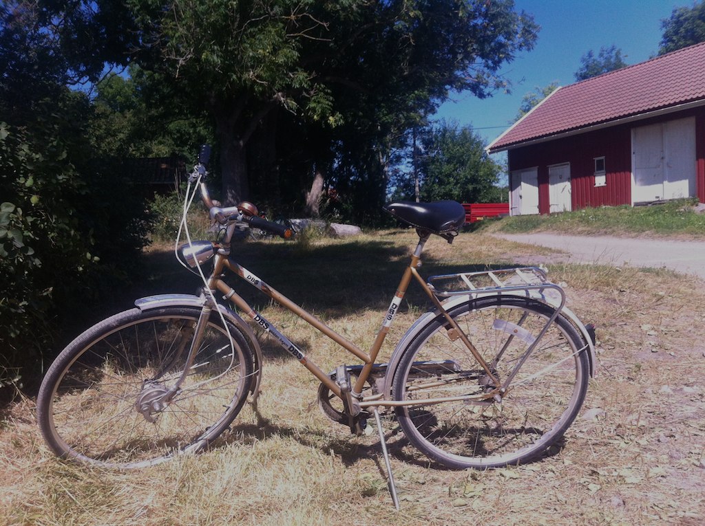 an old bicycle with old chain drive and rusted parts on the front wheel