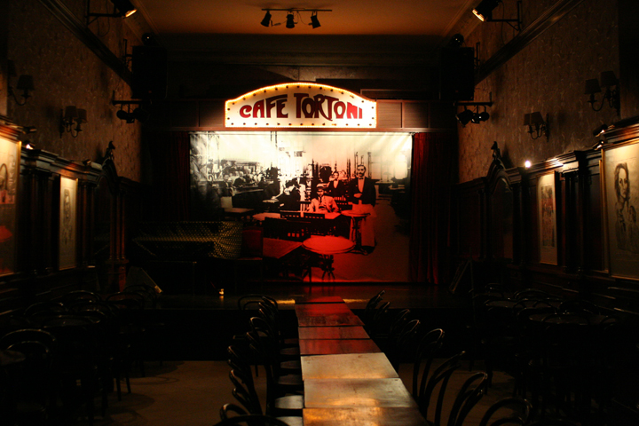 an empty restaurant is shown in this dark room