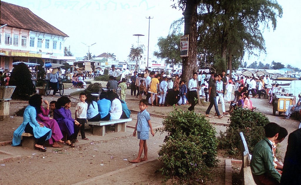 a bunch of people sitting down by the water