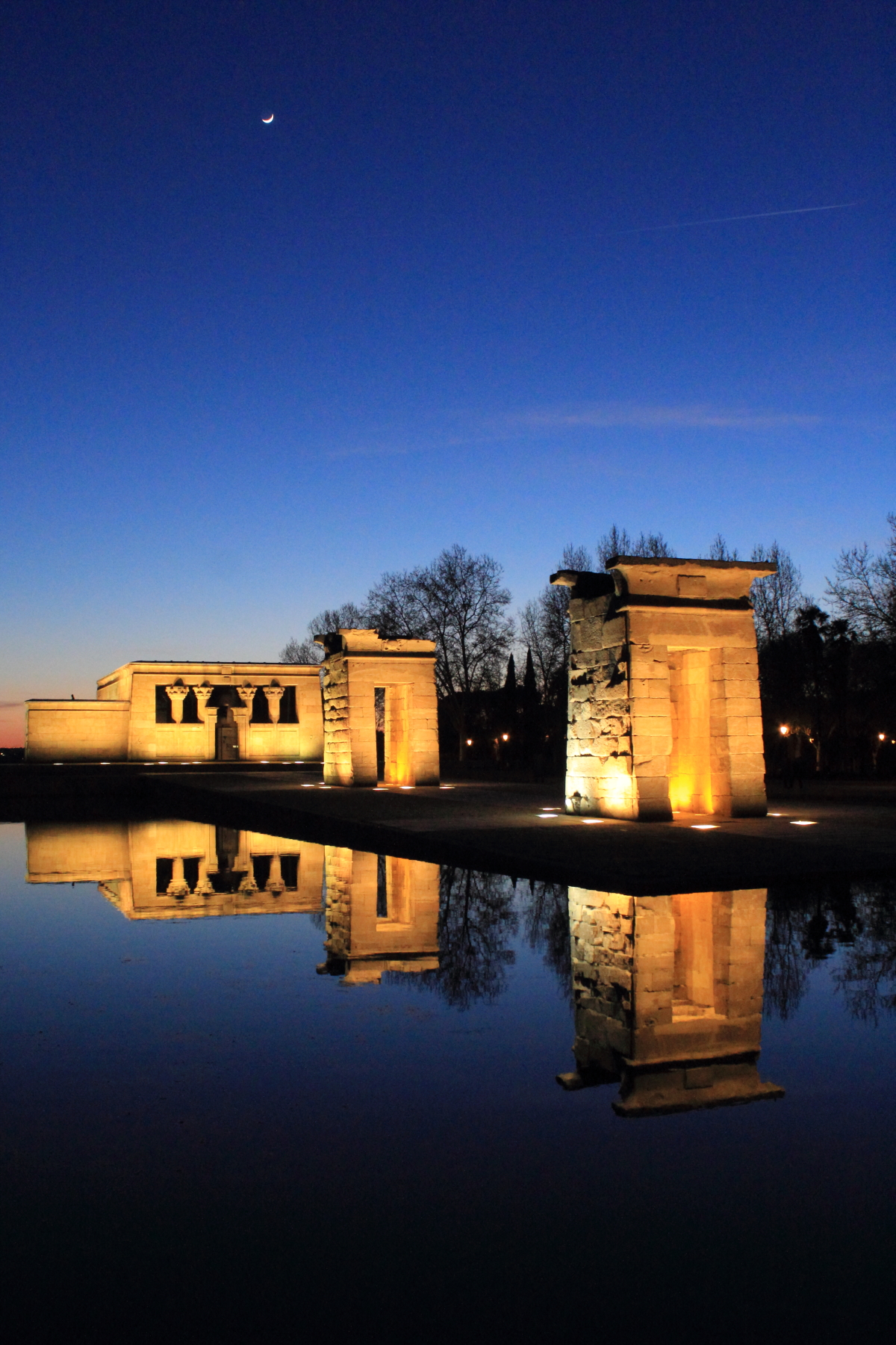 the monument looks like it was built in the night time