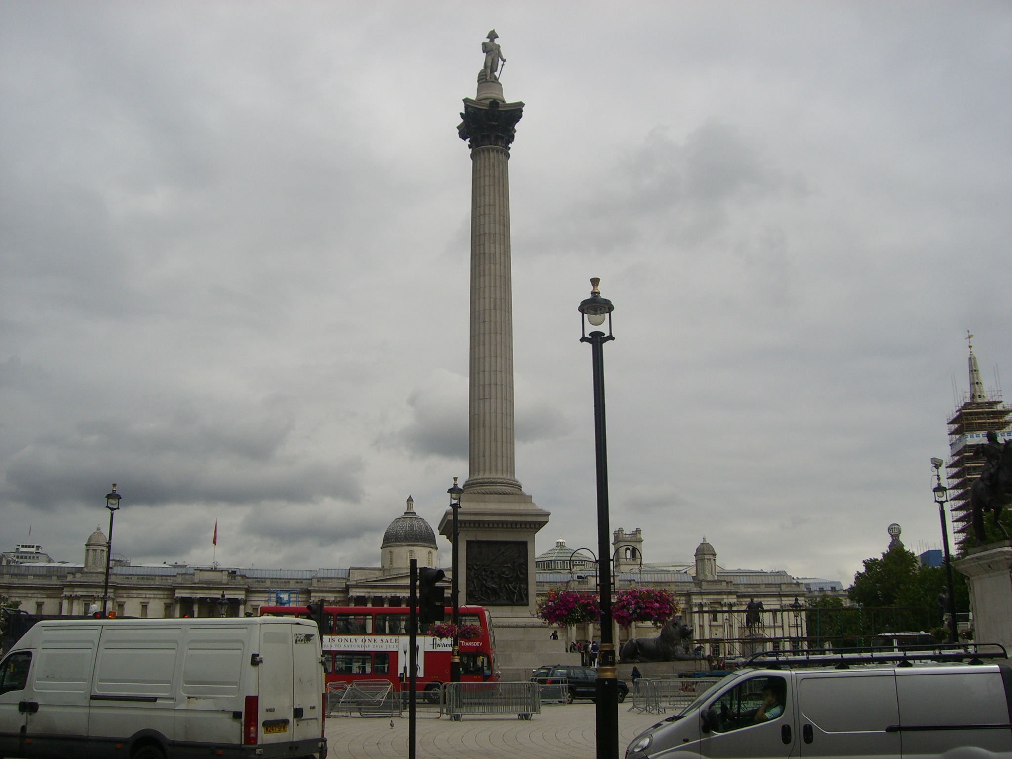 a picture of a monument at a cloudy day