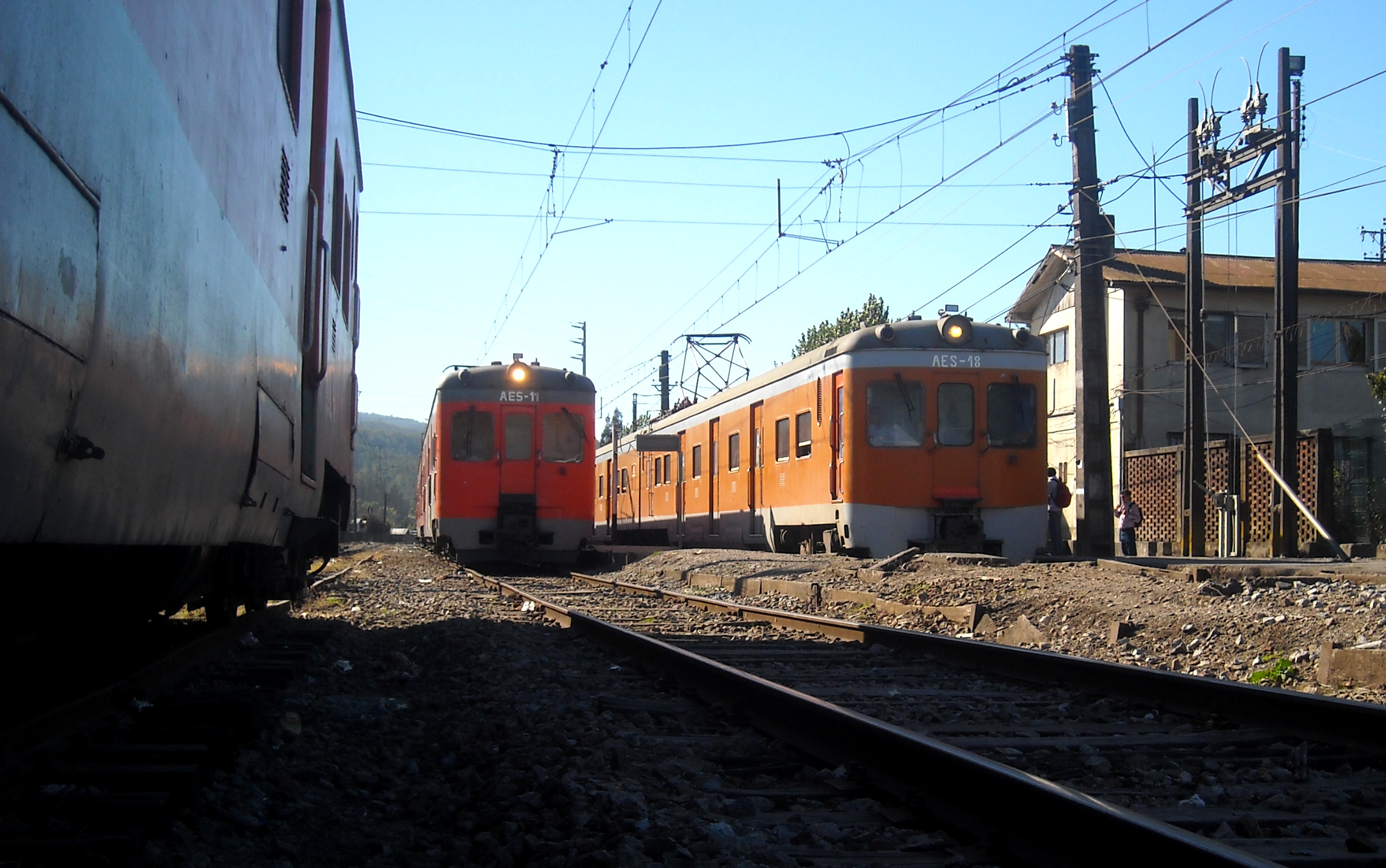 two trains going on opposite tracks, with the engine stopped