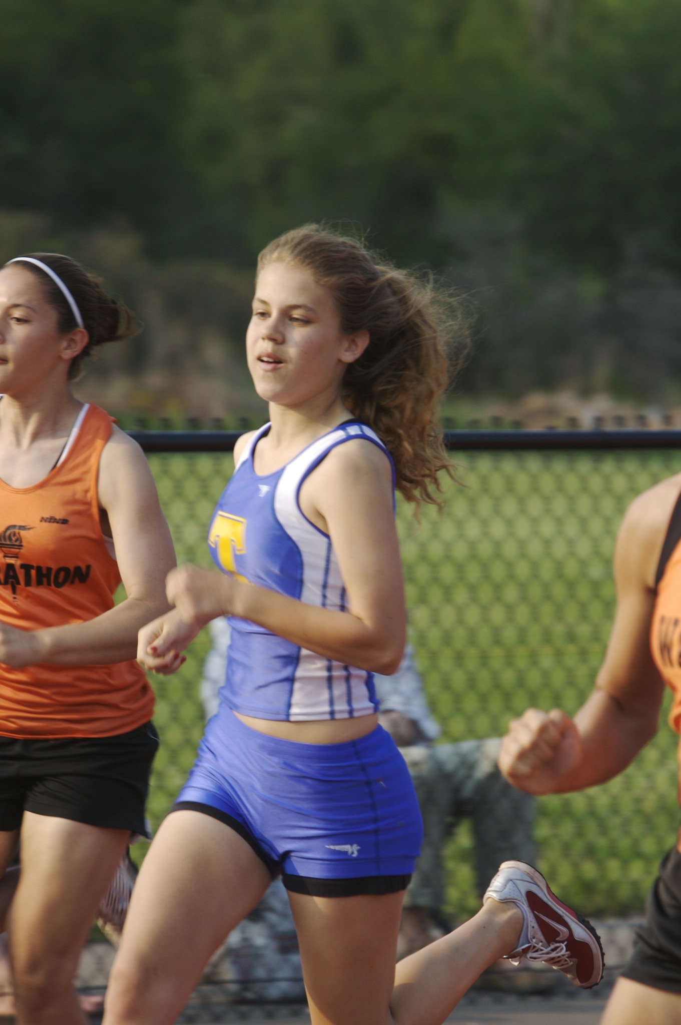 girls are running together with each other in the race