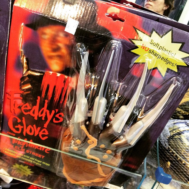 there are many knives in a display