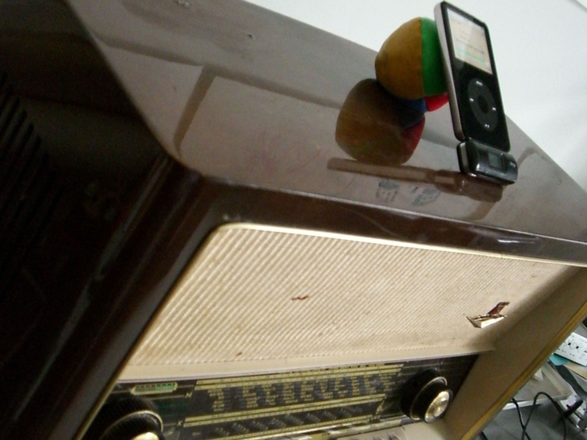an old radio with soing in the middle of it