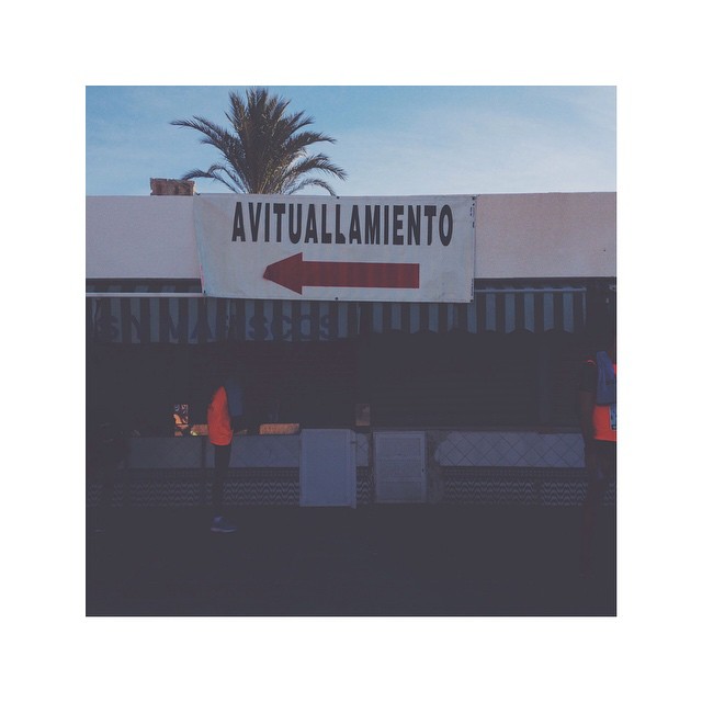 the entrance to an avtualmento in an alley