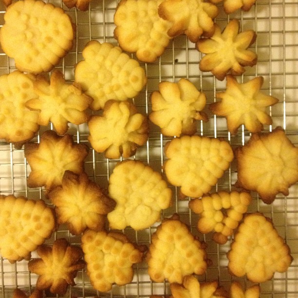there are many leaves shaped cookies on a cooling rack