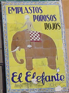 a sign on the side of a building that says elefante