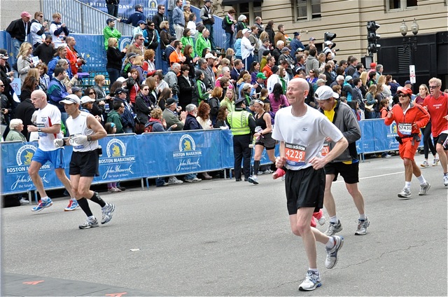 a group of people running in a marathon