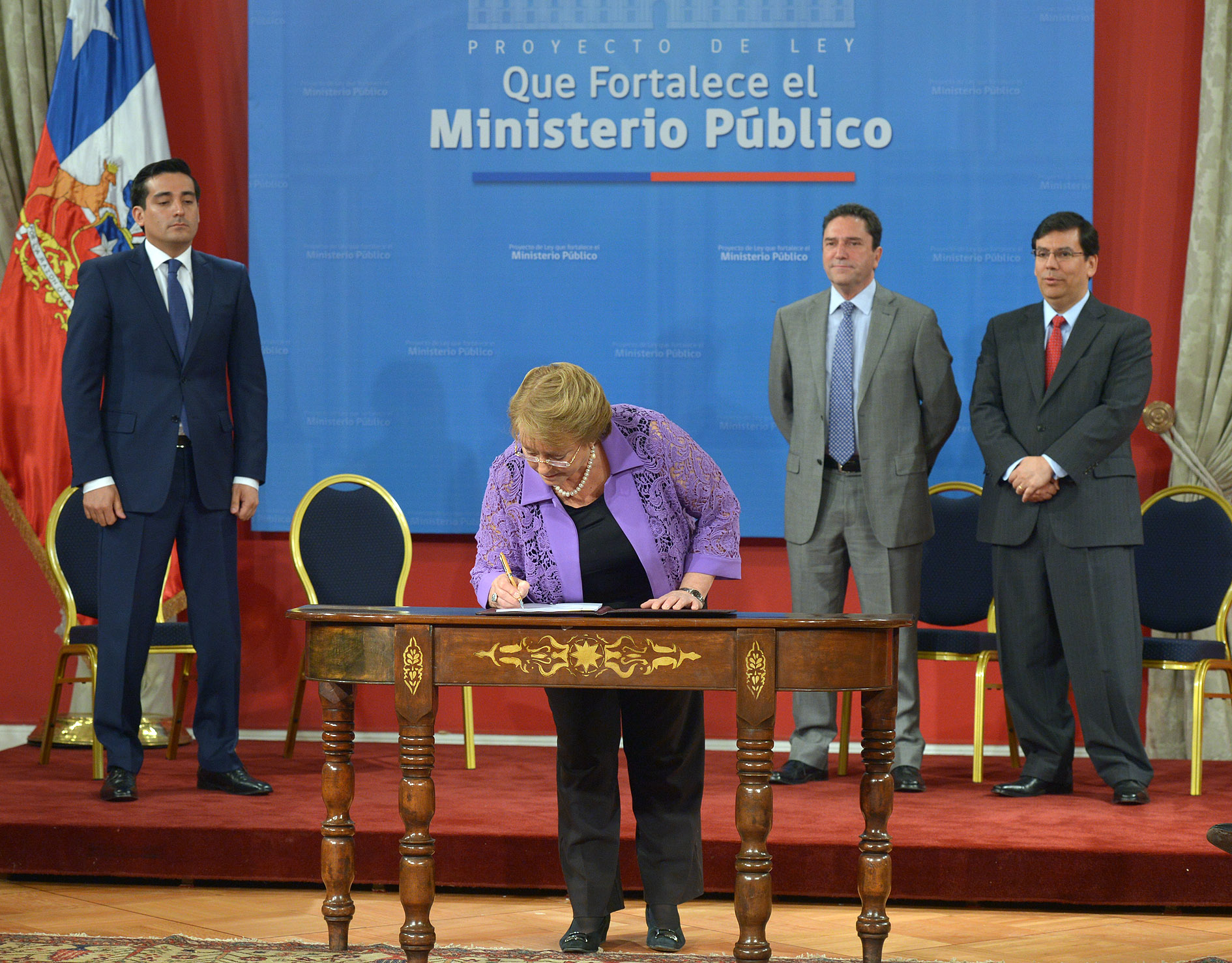 there are three men standing at the microphone behind the woman