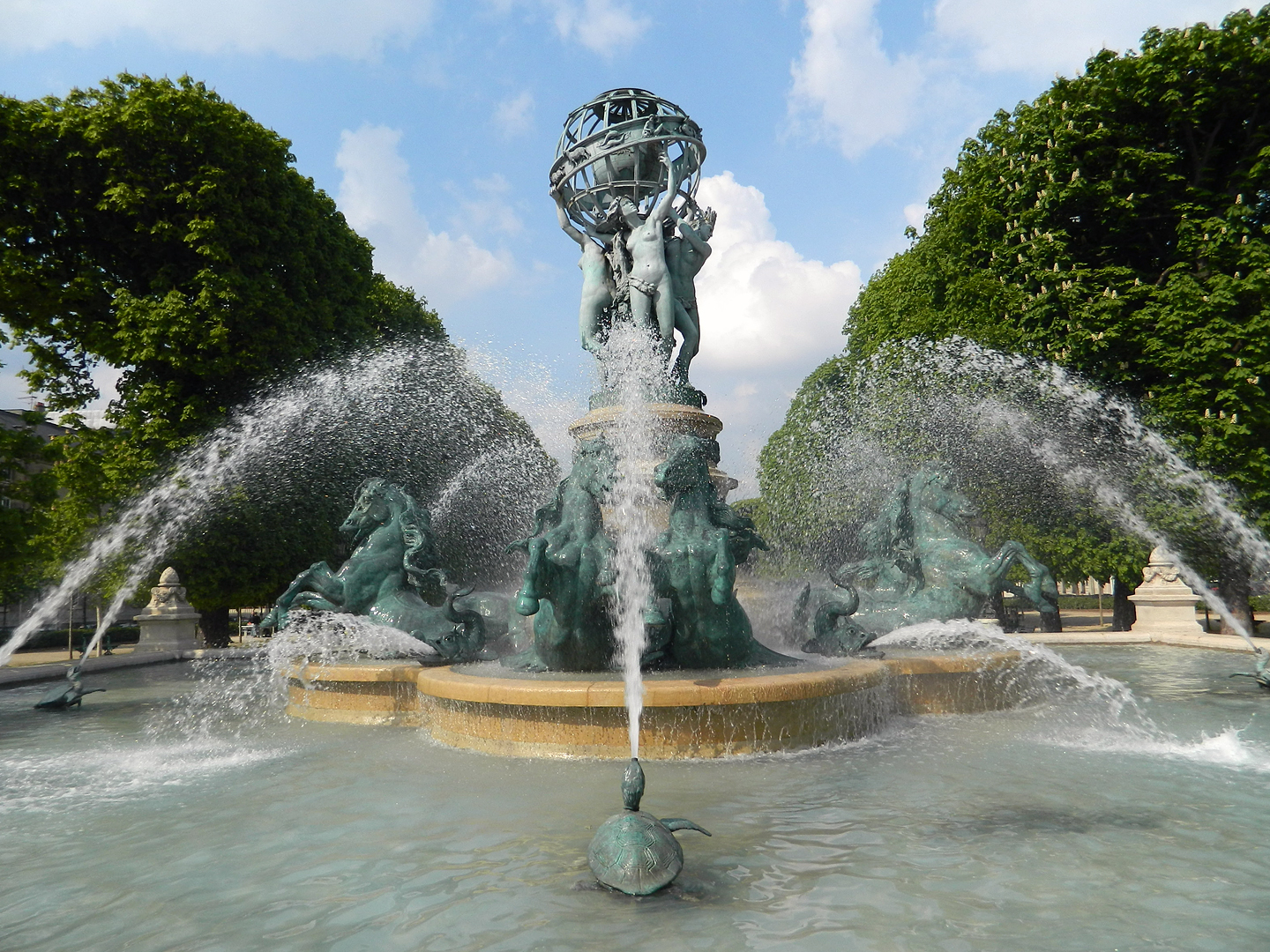 a fountain with lots of water shooting out of it