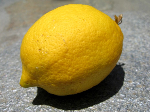 the back end of a ripe lemon is shown