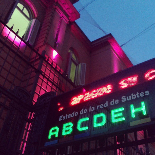 neon sign in a spanish language reading abcochel