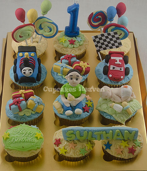 cupcakes are arranged in the form of children's trains